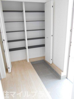 【玄関】 | 郡山市安積町笹川新築一戸建て9棟 | 収納もある玄関です