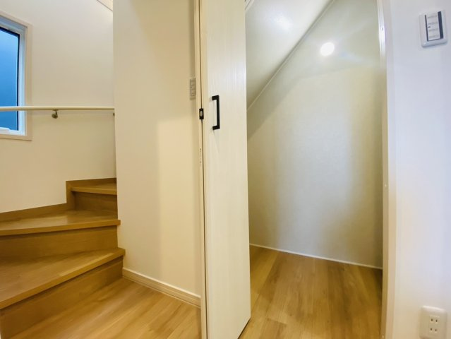 本巣郡北方町 高屋清流６丁目（美江寺駅） 2階建　5ＬＤＫのその他|1階階段部分・階段下収納