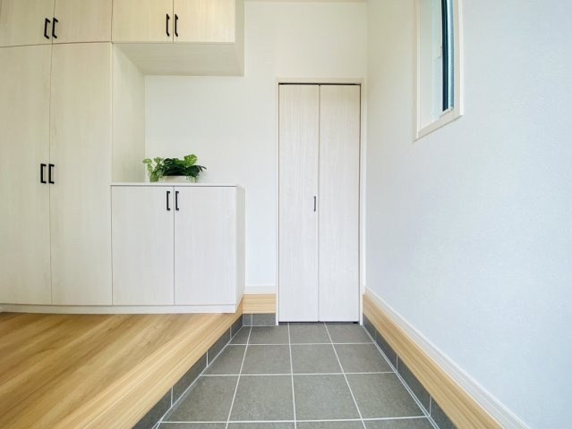 本巣郡北方町 高屋清流６丁目（美江寺駅） 2階建　5ＬＤＫの玄関