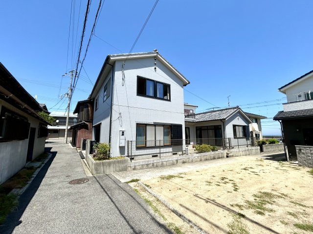 淡路市仮屋戸建の前面道路含む現地写真
