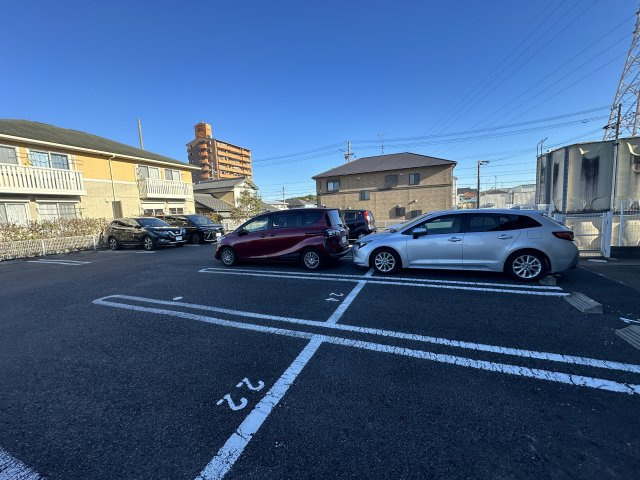 メゾンあざぶ B棟の駐車場