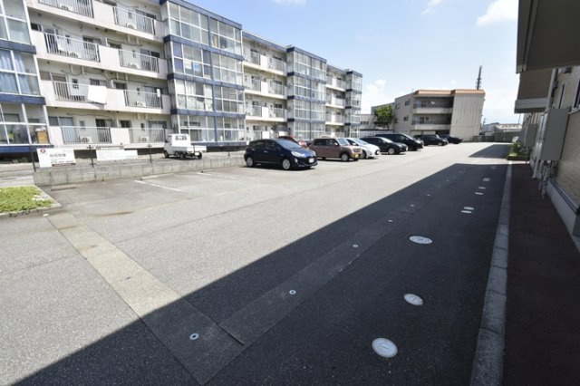 アバンウェル田中町　B棟の駐車場