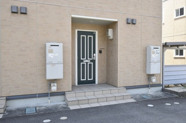 アバンウェル田中町　B棟のエントランス