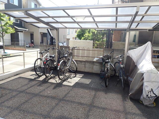 屋根付きの駐輪場です。