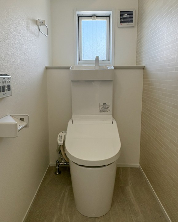 安曇野市三郷明盛　中古戸建のトイレ|ウォシュレットトイレは新規交換済みです。