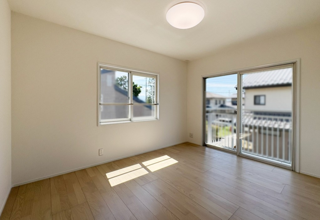 安曇野市三郷明盛　中古戸建の洋室|2階約7.4帖の洋室。バルコニーに面し陽当たり良好です。
