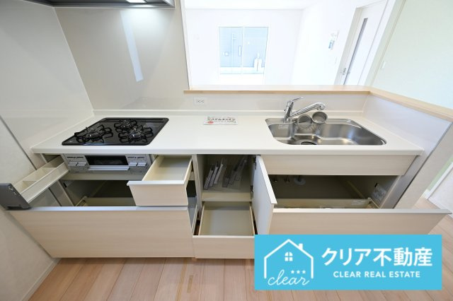 【キッチン】 | 桐生市広沢町第18　クレイドルガーデン | スライド収納付きシステムキッチン。パスタ鍋や圧力鍋の出し入れもスムーズ！