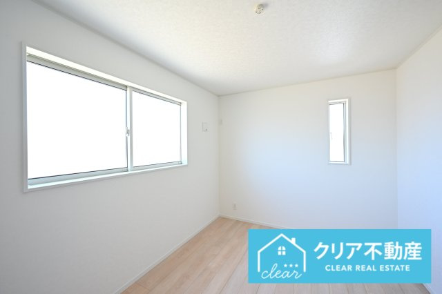 【洋室】 | 桐生市広沢町第18　クレイドルガーデン | 2面採光の洋室は日当たりがよくあったか♪
