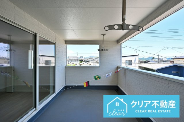 【バルコニー】 | 桐生市広沢町第18　クレイドルガーデン | 屋根付きワイドバルコニーなので、急な雨の時も安心♪竿受けも設置済み！