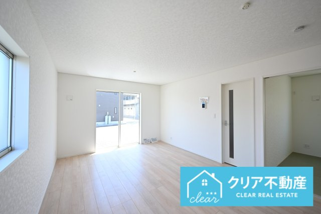 【居間・リビング】 | 桐生市広沢町第18　クレイドルガーデン | 大型ＴＶも余裕で置けちゃう！ワイドなリビングで家族団らんの時間も増えそうですね♪