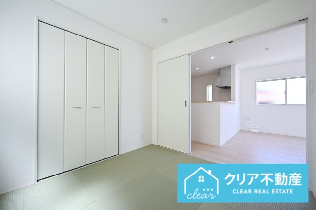 【和室】 | 桐生市広沢町第18　クレイドルガーデン | 一部屋は欲しい和室！縁なし畳はおしゃれでモダンな雰囲気です。