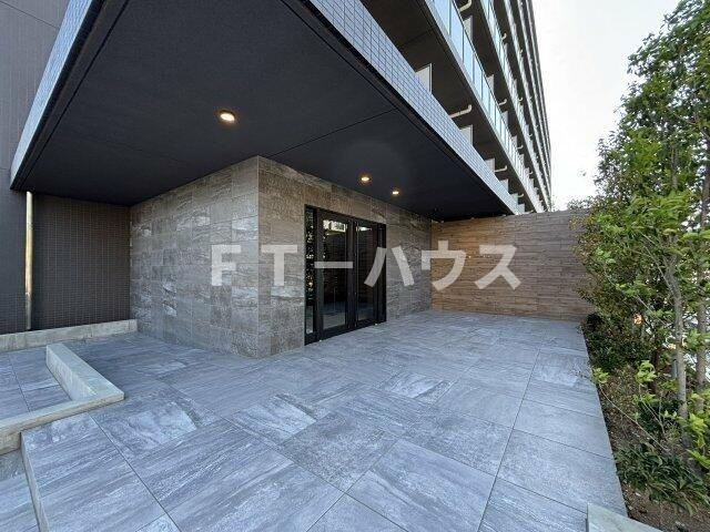 ケイディーエックスレジデンス原木中山のエントランス