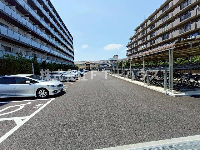 ケイディーエックスレジデンス原木中山の駐車場