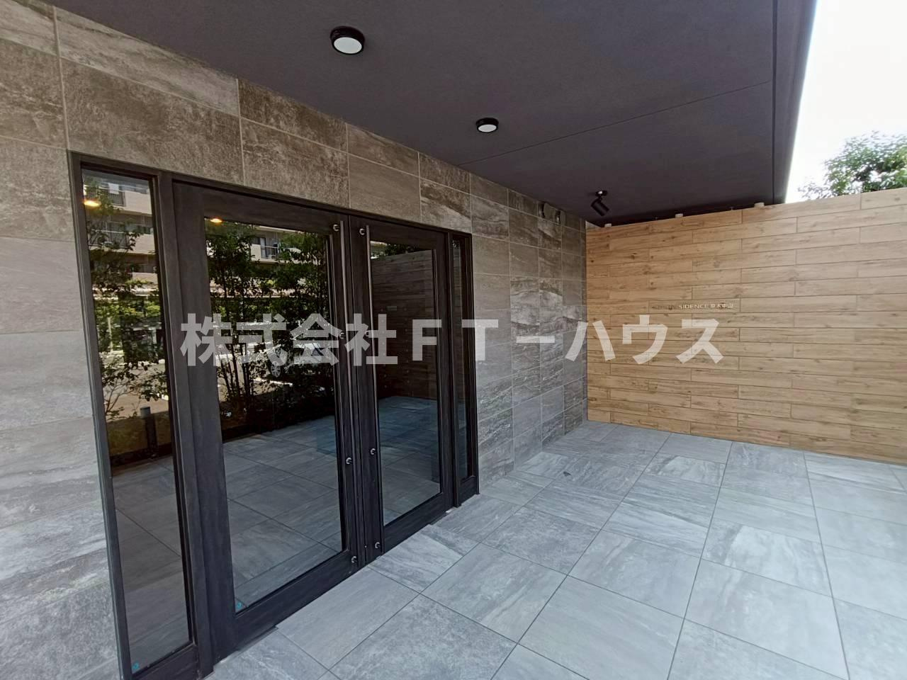 ケイディーエックスレジデンス原木中山のエントランス