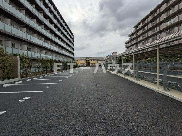 ケイディーエックスレジデンス原木中山の駐車場