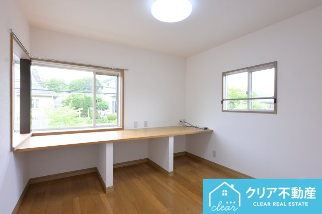 【洋室】 | 桐生市菱町2丁目　中古住宅 | 書斎やお子さまの作業スペースにもぴったりな洋室です♪