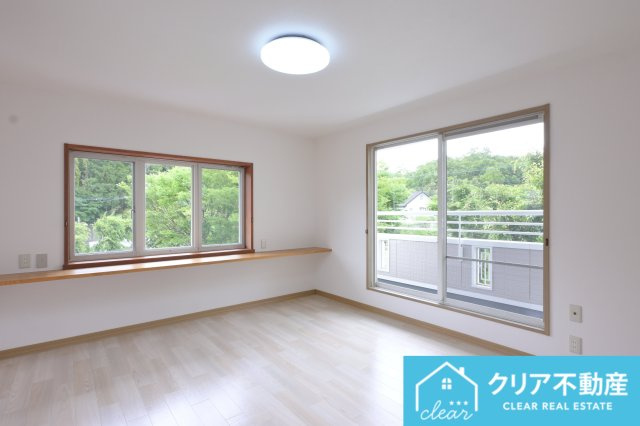 【洋室】 | 桐生市菱町2丁目　中古住宅 | 二面採光で明るい居室です♪