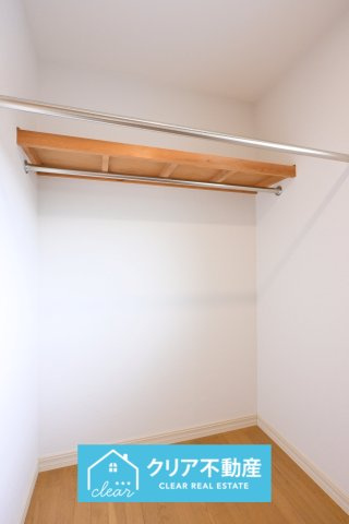【収納】 | 桐生市菱町2丁目　中古住宅 | 向かい側の収納はポール付きでお洋服もたくさん収納できます♪