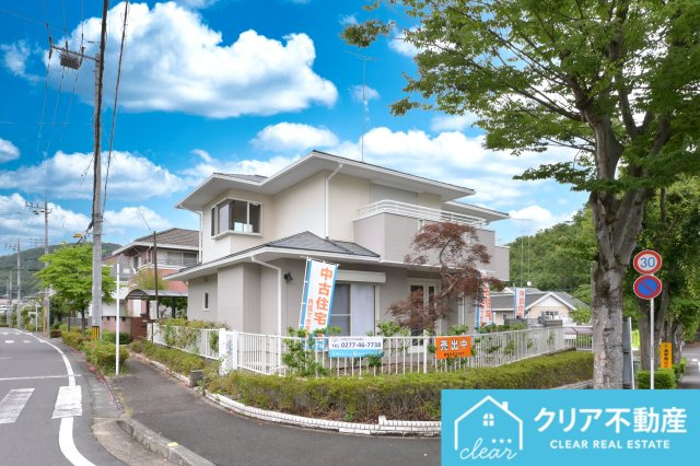 【外観】 | 桐生市菱町2丁目　中古住宅 | 丘の上の明るい角地の物件です♪景観もよく閑静な住宅街で落ち着いた暮らしを実現できます♪