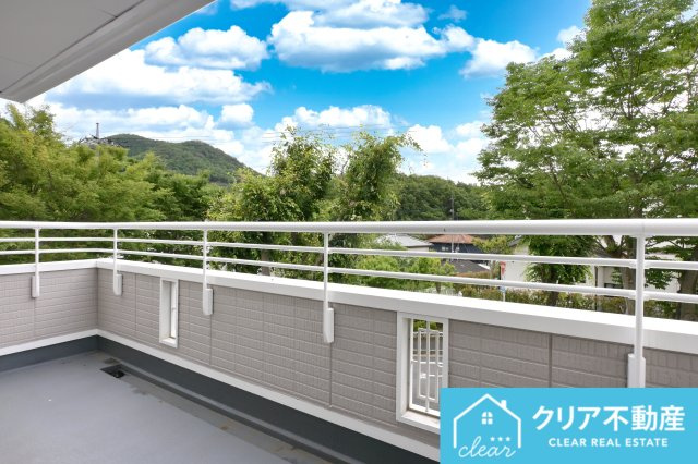 【バルコニー】 | 桐生市菱町2丁目　中古住宅 | 景観の良いバルコニーは窓を開けると気持ちがいいですね♪