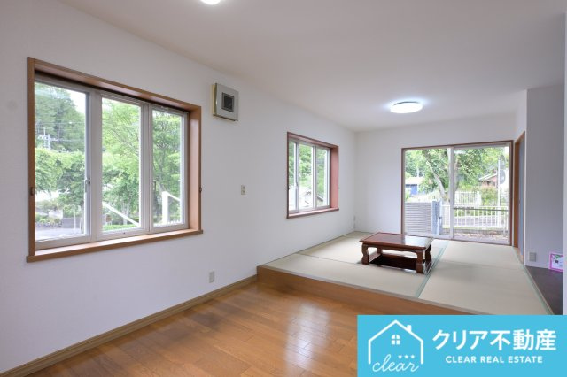 【居間・リビング】 | 桐生市菱町2丁目　中古住宅 | 小上がりの畳コーナーがありリビングを温かい雰囲気にしてくれます♪