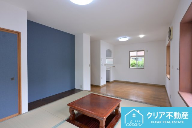 【居間・リビング】 | 桐生市菱町2丁目　中古住宅 | アクセントクロスがモダンな印象のリビングです♪