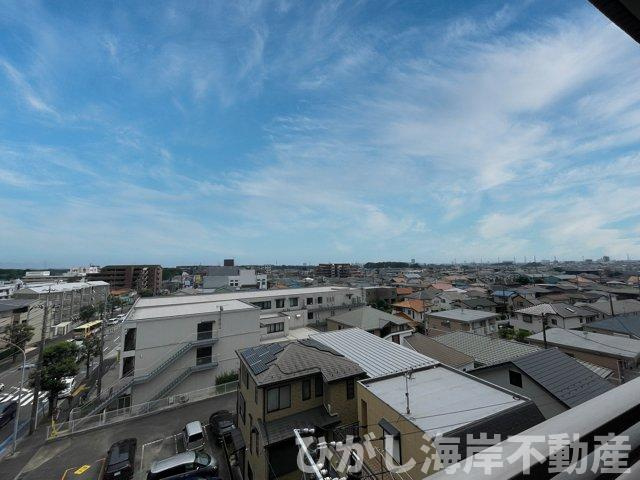 いずみ中央ガーデンハウスの展望|6階からの開放的な眺め。青空が広がる気持ちのいい景色が毎日の暮らしに彩りを添えます。