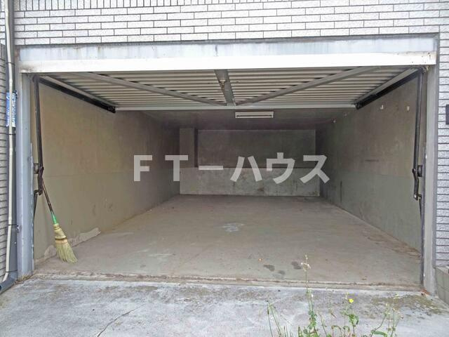 福栄二丁目貸家の駐車場