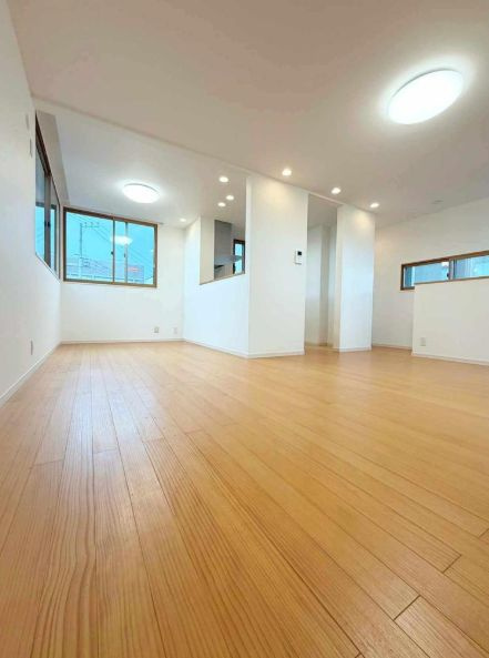 平塚市片岡　中古戸建の居間・リビング|こちらのリビングで趣味の時間をお楽しみください