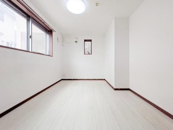 横浜市中区本牧元町の中古一戸建の洋室|窓からの光が嬉しい洋室です。
収納もあり、荷物が多い方にも安心です♪
