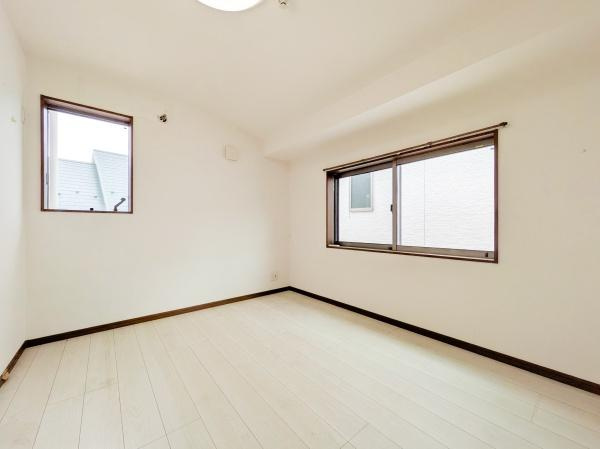 横浜市中区本牧元町の中古一戸建の洋室|二面採光の明るく、落ち着きのある洋室！
休日はこちらでおくつろぎ下さい♪