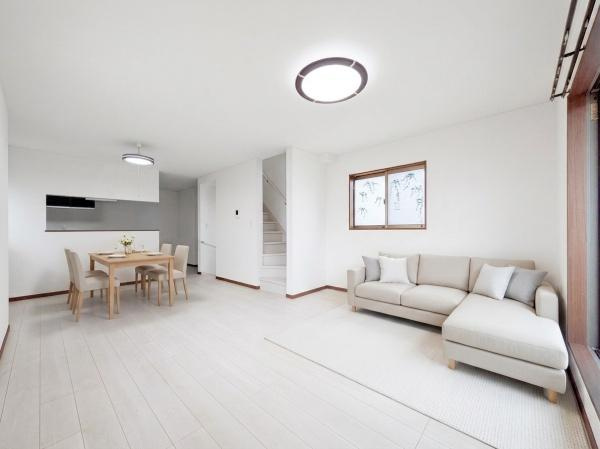 横浜市中区本牧元町の中古一戸建の居間・リビング|家族が自然と集まるリビングは落ち着きのある空間です♪
※家具等はCGでの参考レイアウトです。クロスを白く加工しております。