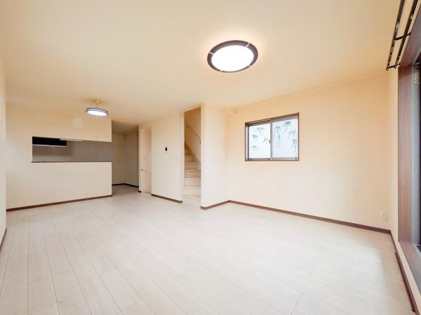 横浜市中区本牧元町の中古一戸建の居間・リビング|家族が自然と集まるリビングは
落ち着きのある空間です♪