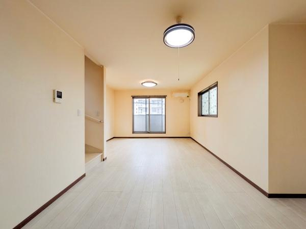 横浜市中区本牧元町の中古一戸建の居間・リビング|明るいLDK！！
陽当たり良好です。