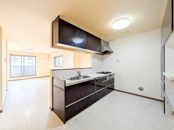 横浜市中区本牧元町の中古一戸建のキッチン|対面式のキッチンはお料理中でも家族とのお話も弾みます。
