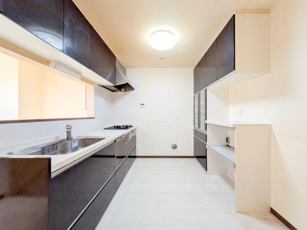横浜市中区本牧元町の中古一戸建のキッチン|カップボードなど収納豊富なキッチン。
ここまで収納スペースがあるとキッチン周りをきれいに保てますね！