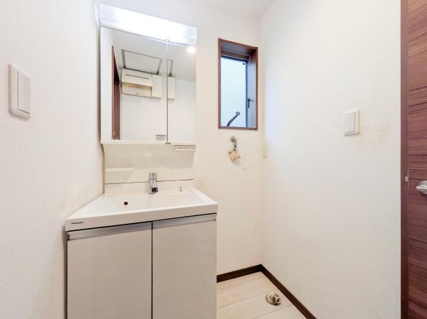 横浜市中区本牧元町の中古一戸建の独立洗面台|おしゃれな洗面台！
収納もしっかりあります！