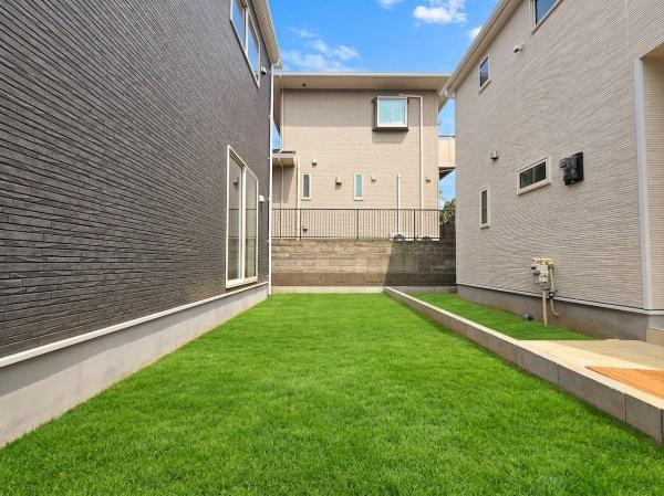 横浜市旭区金が谷の新築一戸建の庭|荷物を置くのもよし！お好きなお花を置いてみるのもよし！
色々な用途で使えるスペースです。
※芝生はCGです