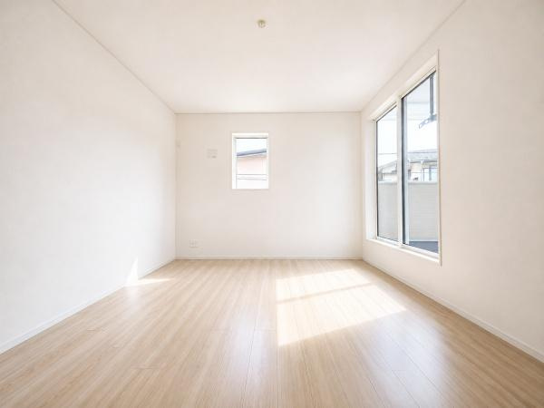 横浜市旭区金が谷の新築一戸建の洋室|二面採光の明るく、落ち着きのある洋室！
休日はこちらでおくつろぎ下さい♪