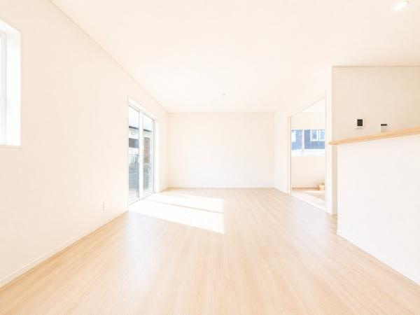 横浜市旭区金が谷の新築一戸建の居間・リビング|窓からは明るい光が差し込みます！
電気をつけなくても明るいです。