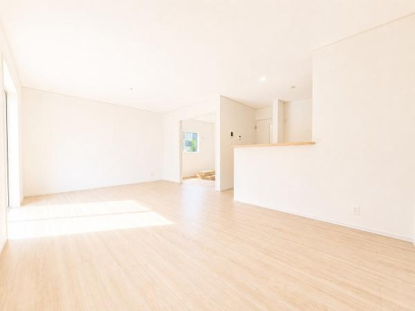 横浜市旭区金が谷の新築一戸建の居間・リビング|家族が自然と集まるリビングは
落ち着きのある空間です♪
