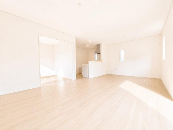 横浜市旭区金が谷の新築一戸建の居間・リビング|自慢したくなるリビング！
形も良く家具の配置にも困りません。