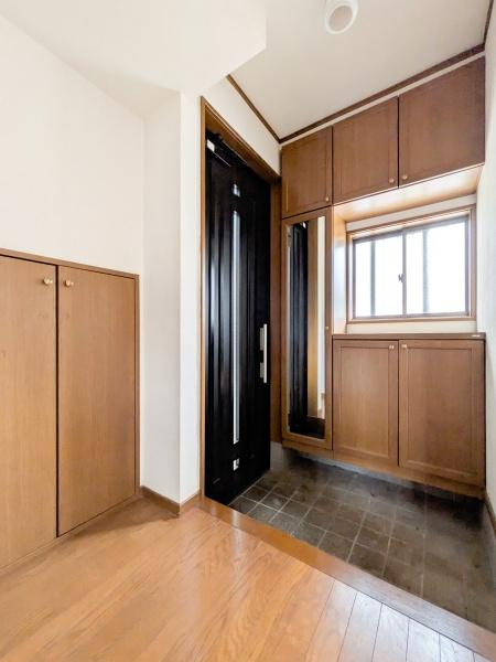 横浜市旭区鶴ケ峰１丁目の中古一戸建の玄関|リフォーム前写真です。