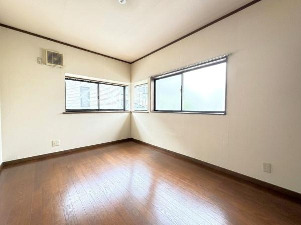 横浜市神奈川区三枚町の中古一戸建の洋室|内装リフォーム前の写真になります。