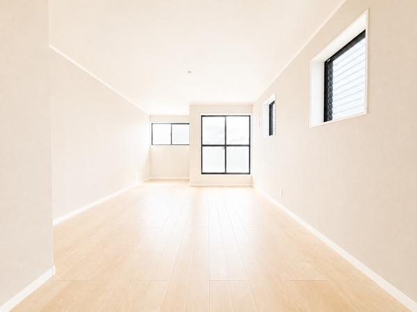 横浜市神奈川区三枚町の中古一戸建の玄関|内装リフォーム前の写真になります。