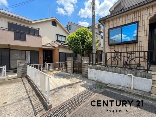 横浜市神奈川区三枚町の中古一戸建の前面道路含む現地写真|内外装リフォーム前の写真になります。