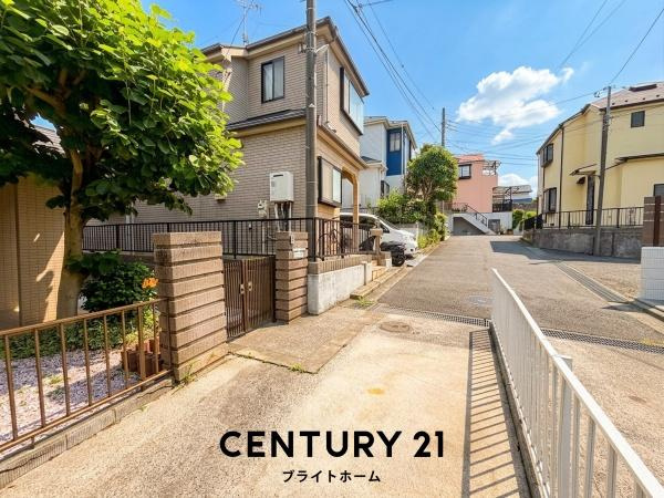 横浜市神奈川区三枚町の中古一戸建の前面道路含む現地写真|内外装リフォーム前の写真になります。