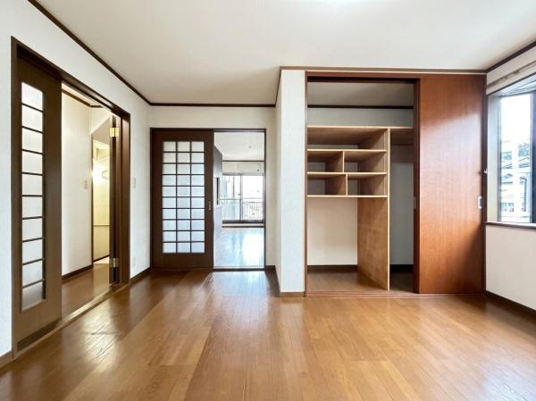 横浜市神奈川区三枚町の中古一戸建の居間・リビング|内装リフォーム前の写真になります。