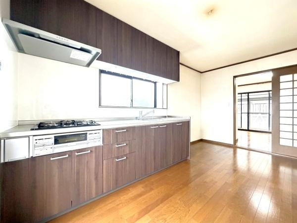 横浜市神奈川区三枚町の中古一戸建のキッチン|内装リフォーム前の写真になります。