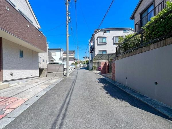 横浜市南区永田北３丁目の中古一戸建の前面道路含む現地写真